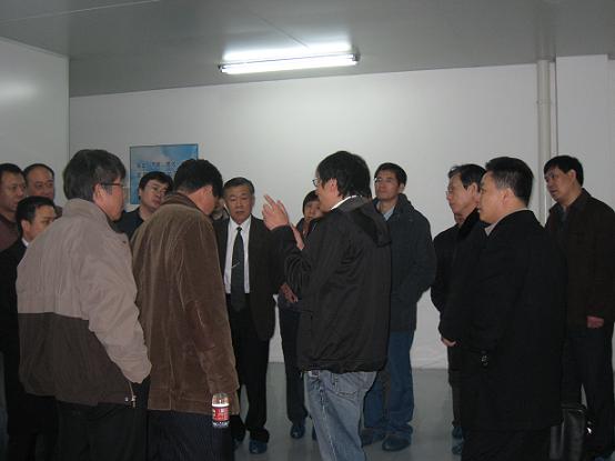 車間里，向電焊機協會參會代表講解斯達半導體整體運行情況